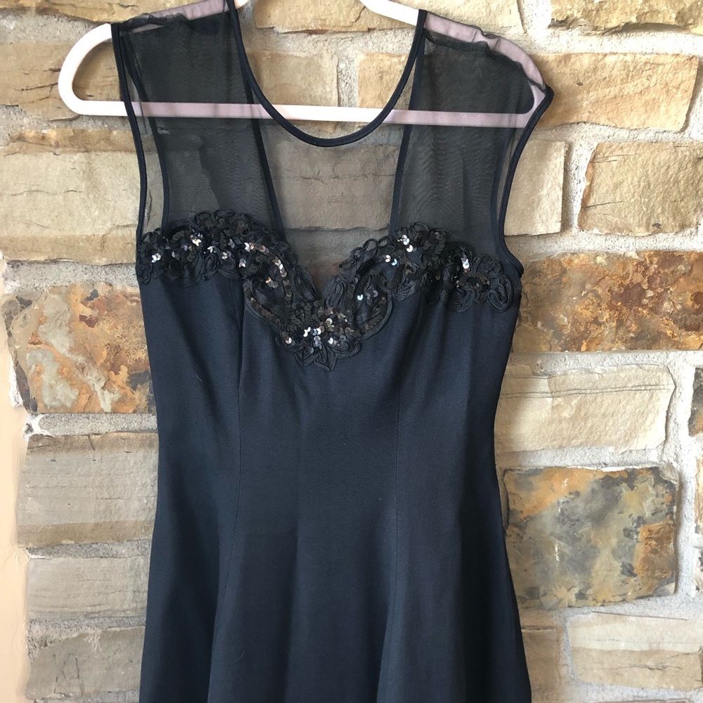 Black sleeveless mini dress. Perfect for Valentines Day 🖤❤️